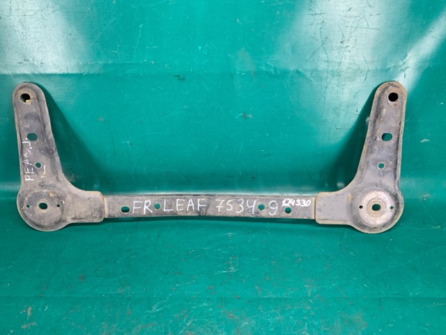 Кронштейн передней балки 544C43NF0A NISSAN