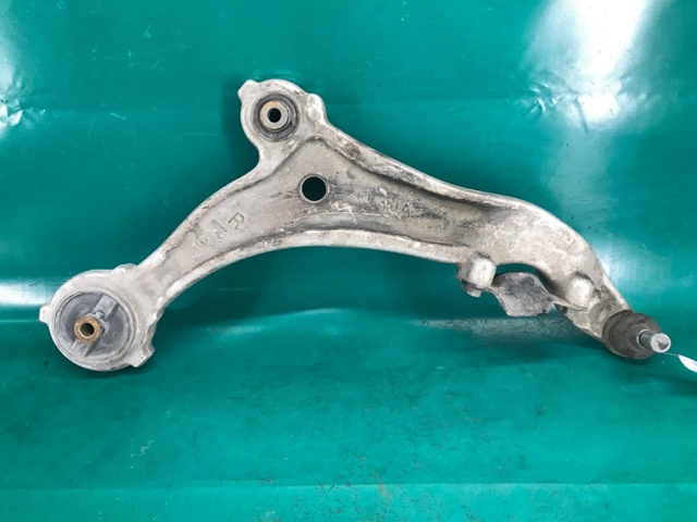 Передний нижний рычаг 545001JA0A NISSAN