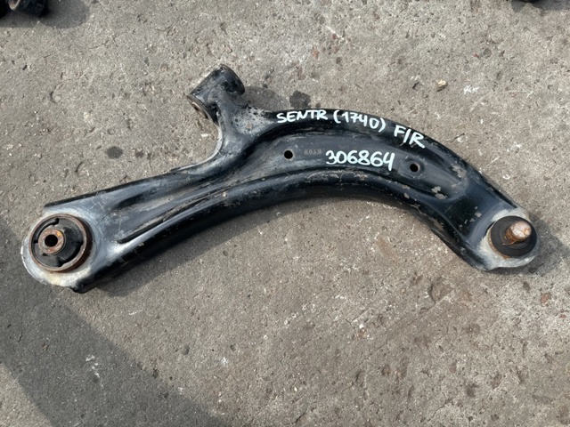 Правый рычаг передней нижней подвески 545003SH2D NISSAN