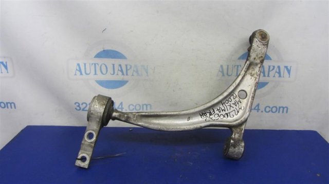 Нижний правый рычаг передней подвески 545007Y000 NISSAN