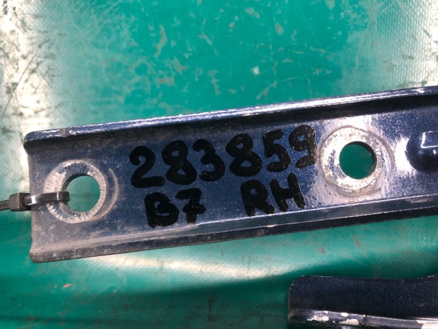 VAG 561823302A Петля капота правая в наличии Павлоград