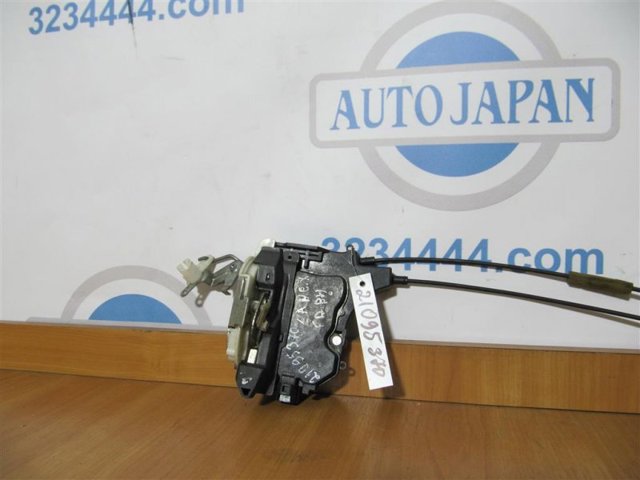 Замок передней пассажирской двери 5715A420 MITSUBISHI