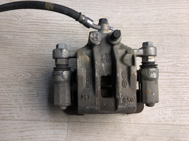 Задний правый суппорт 582302S100 HYUNDAI