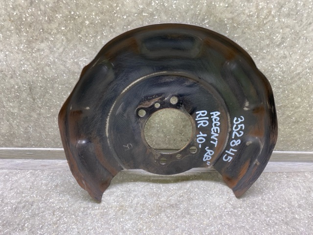 Щиток тормозного диска заднего правый 583901R100 HYUNDAI