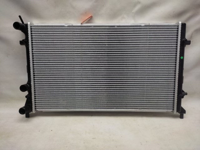 Радиатор охлаждения двигателя Volkswagen Jetta 6