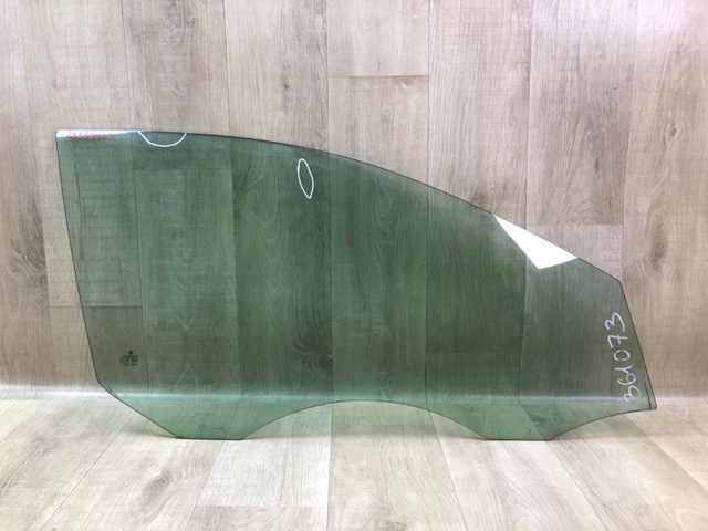 Стекло пассажирской двери 5C6845202A VAG