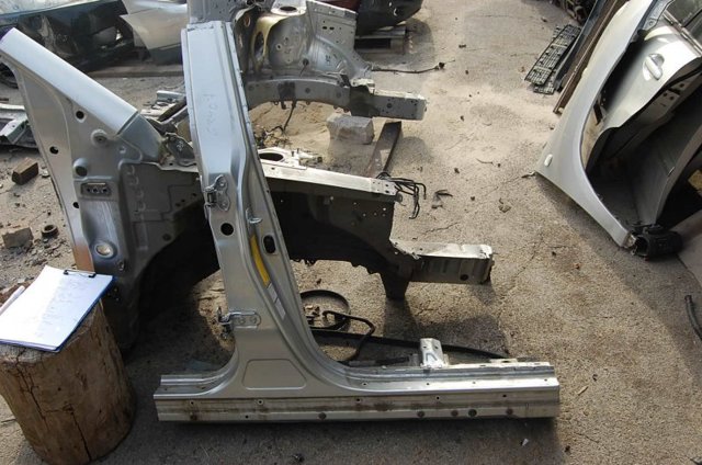 Амортизационная стойка центральная, правая 613110E010 TOYOTA