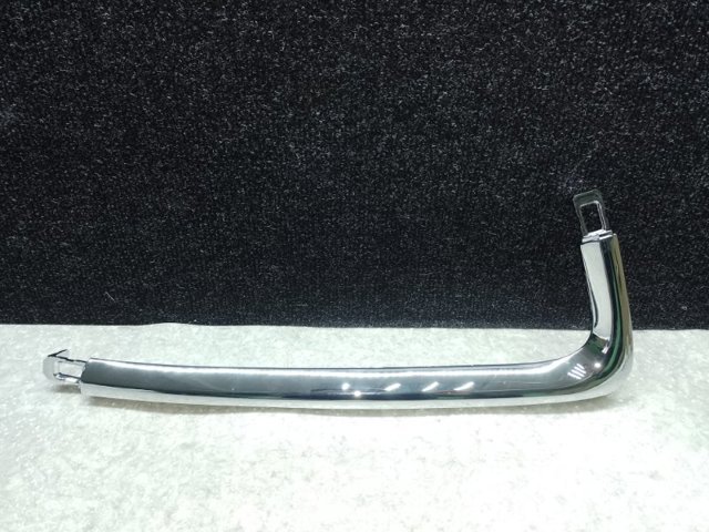 Накладка бампера переднего, центральная 6400C964 MITSUBISHI