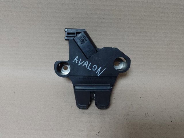 Замок задней двери 64600AC030 TOYOTA