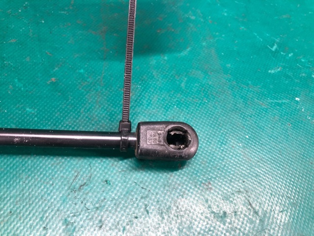 NISSAN 654703JA0A Амортизатор капота правый в наличии Ровно