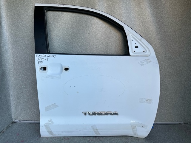 Пассажирская передняя дверь 670010C121 TOYOTA