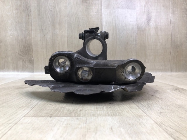 6764443 BMW Цапфа передняя левая купить в Чернигов