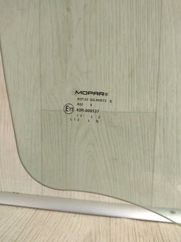 68082406AC Стекло двери передней правой купить Чернигов