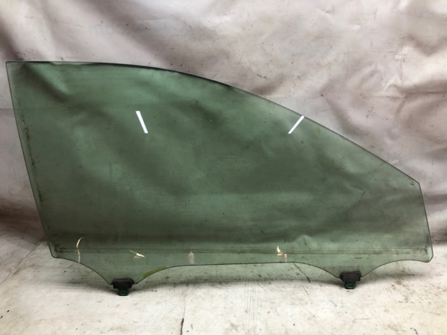 Стекло пассажирской двери 6810106080 TOYOTA