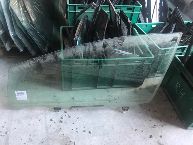 Стекло передней двери, левой 6810247072 TOYOTA