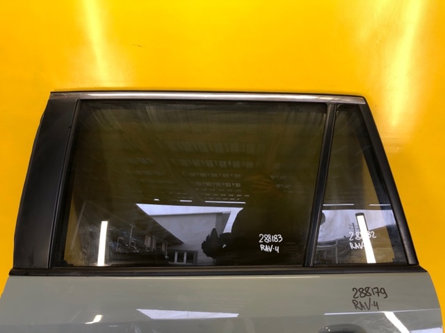 Стекло задней двери, левой 6810442190 TOYOTA