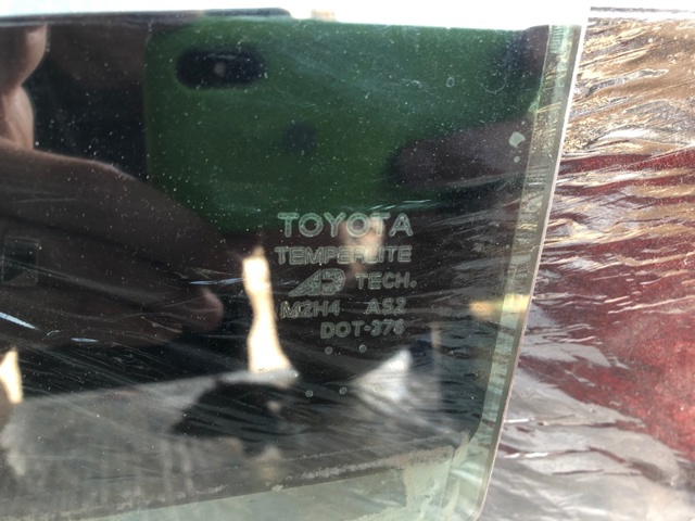 Стекло двери задней левой 68104AC050 TOYOTA