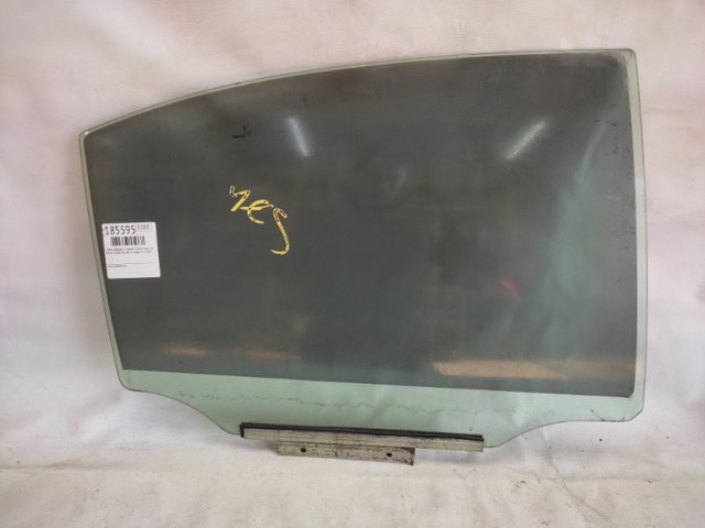 Стекло задней двери, правой 6811353130 TOYOTA