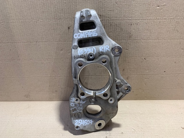 Цапфа поворотная правая 68291104AE CHRYSLER