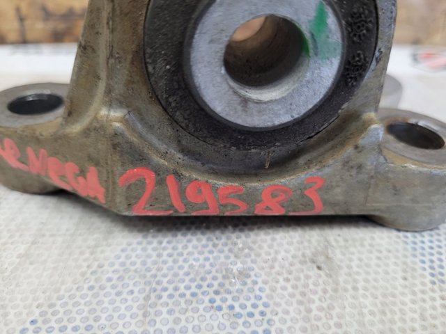 Кронштейн подушки (опоры) двигателя, задней 68323788AA CHRYSLER