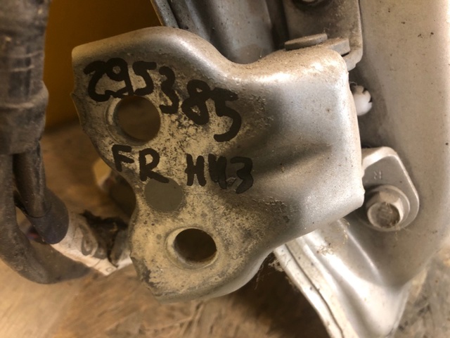 Петля передней двери правая 6873002040 TOYOTA