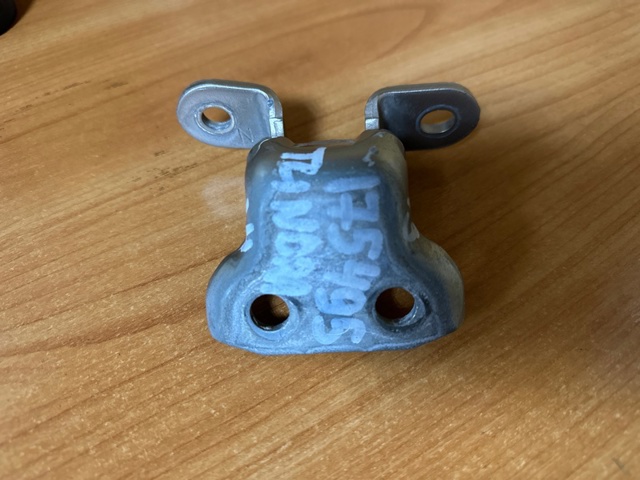 Петля передней двери левая 68740AC010 TOYOTA