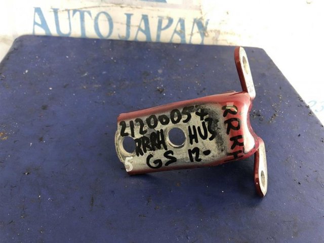 Петля задней двери, правой 6877060040 TOYOTA
