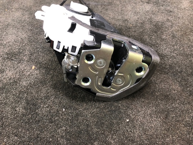 Замок двери задней правой 6905052250 TOYOTA