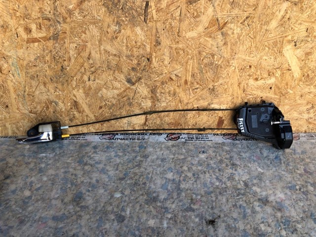 Замок задней правой двери  69050AC030 TOYOTA