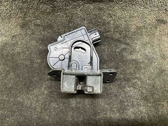 Замок пятой двери 6935028150 TOYOTA
