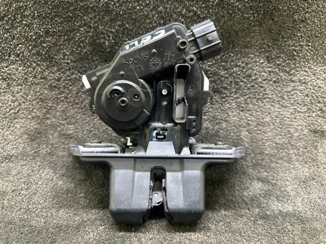 Замок двери багажника 6935047050 TOYOTA