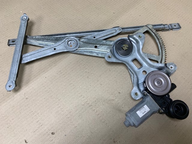 Стеклоподъемник передней правой двери 69801AA032 TOYOTA