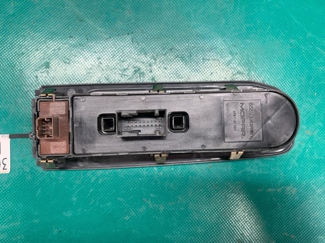 CHRYSLER 6EZ84LXHAA Кнопочный блок управления стеклоподъемником передний левый в наличии Тернополь