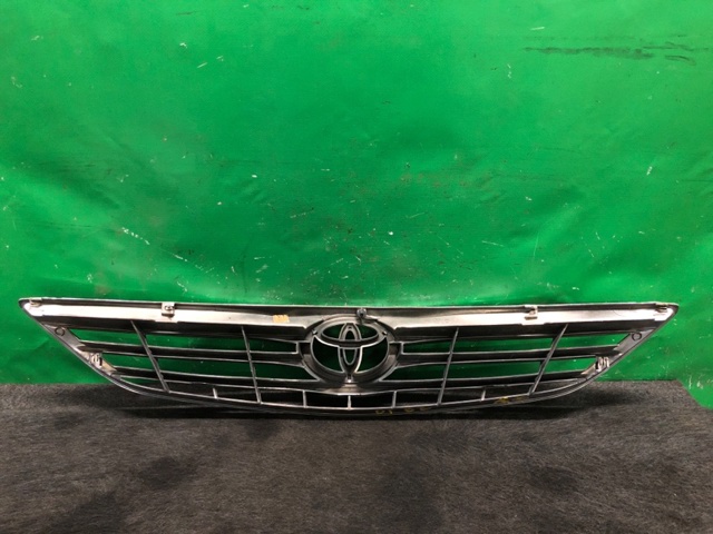 Эмблема на решетку радиатора 75311AA030 TOYOTA