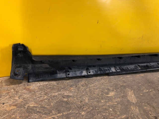 NISSAN 768504BA0A Накладка (молдинг) порога наружная правая в наличии Тернополь