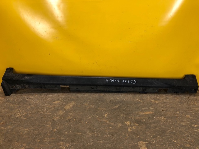 Накладка наружняя (молдинг) порога, правый 768504CE0A NISSAN