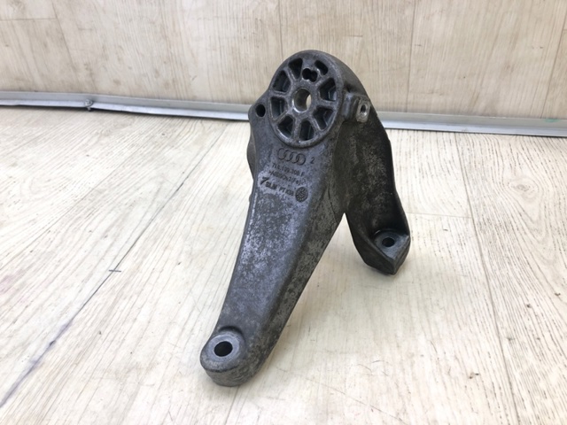 Кронштейн подушки (опоры) двигателя, правой 7L8199308F VAG