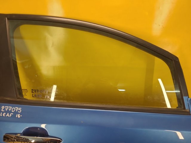 Стекло передней правой двери 803005SF0A NISSAN