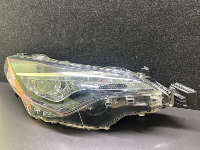 8111002M70 TOYOTA Фара правая купить в Киев