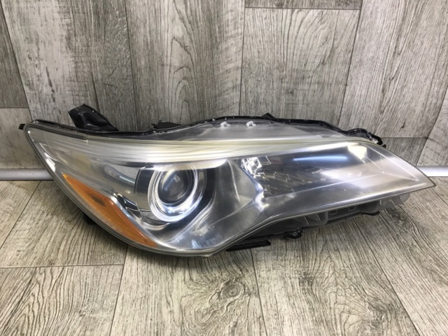 Правая блок фара 8111006D90 TOYOTA