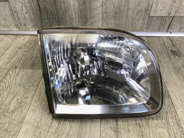 Фара передняя правая 811100C020 TOYOTA