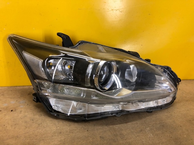 TOYOTA 8111076011 Правая фара в наличии Украина