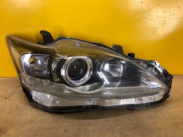 Правая блок фара 8111076011 TOYOTA