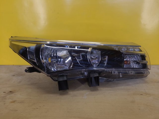 Правая блок фара 8113002E70 TOYOTA
