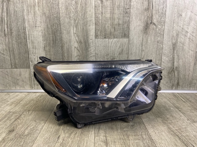 8113042640 TOYOTA Фара правая купить в Ровно