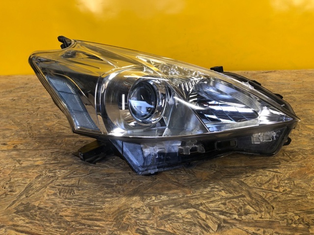 Фара передняя правая 8113047420 TOYOTA