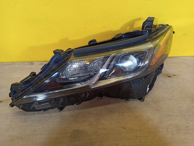 Блок фара левая 8115006C40 TOYOTA