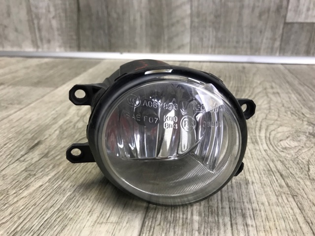 Противотуманка правая 8121008020 TOYOTA