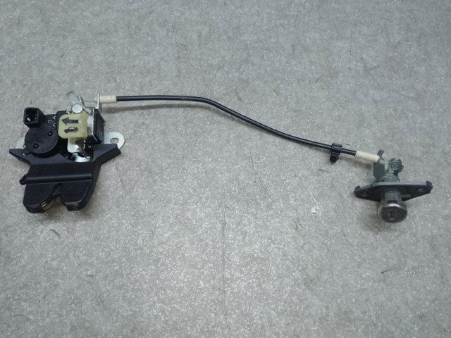 Замок и ручка двери задка 812303Q000 HYUNDAI