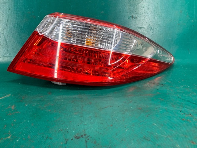 Фонарь задний правый, внешний 8155006640 TOYOTA